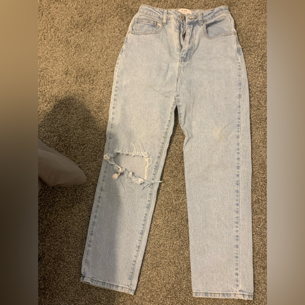 LIGHT BLUE RIPPED JEANS 👖